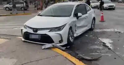Cruzó en rojo en Rodríguez Peña y el impacto dejó a un herido camino al hospital