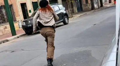 Atrapó a la ladrona en plena calle, pero un cómplice apareció de la nada
