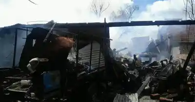 Explotaron garrafas y el tanque de un auto en medio del incendio que arrasó cuatro casas