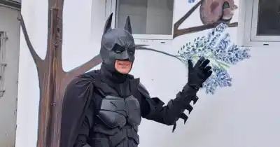 El Batman Solidario de La Plata volvió al hospital tras tres semanas de bati-salud