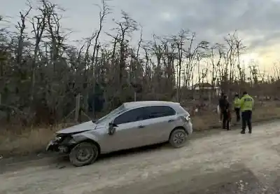 Volcó en una esquina de Tolhuin: los dos ocupantes terminaron en el Hospital Modular