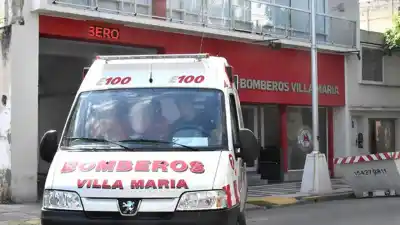 Iba en moto, chocó contra un auto estacionado y terminó en el Pasteur: cuatro minutos después, otro choque en el centro