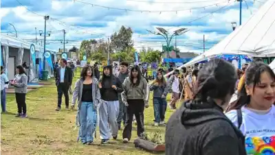 Roca abre el día 2 de la Feria del Libro con lluvia, ráfagas de 78 km/h y una agenda que igual invita a salir