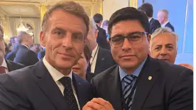 Vidal se codeó con Macron en París, pero lo que dejó picando fue su frase sobre Santa Cruz