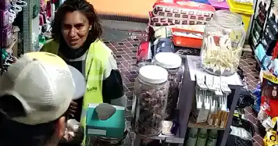 Le tatuaron un arma en la cara y así intentó robar en una forrajería de la Terminal