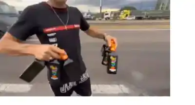 Camión volcó con aceite de oliva y lo que pasó después sorprendió a todos