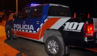 La moto no frenó en el control, la carrera terminó contra un poste y ahora los dos están detenidos