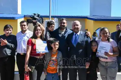 Insfrán entregó 80 casas en Laguna Blanca y apuntó contra Milei: "Solamente me arrodillo ante Dios"