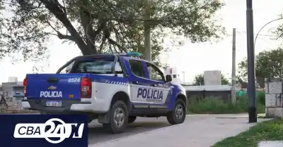 Escuchó un ruido, bajó las escaleras y encontró a la jubilada tirada junto a un ventanal roto