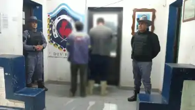 Allanaron dos casas en Selva del Río de Oro y un detalle en el piso las conectó con otro caso