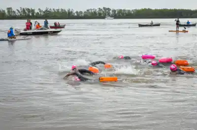 Paraná: 160 nadadores desafían el río en una travesía que ya es récord