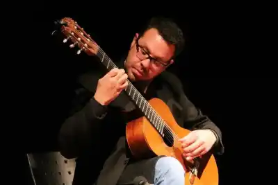 Dos guitarristas suben a un escenario de San Luis con un repertorio que cruza Bach y Piazzolla