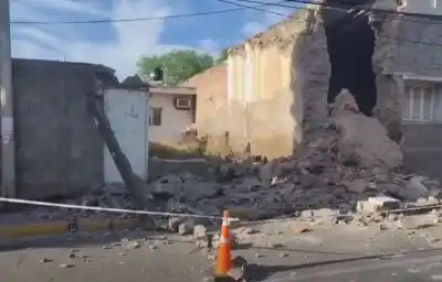 Se derrumbó una pared en el microcentro y la mampostería quedó sobre la vereda