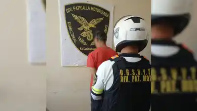 Entró a la bicicletería a buscarlo por abuso, y el sospechoso se encerró con su celular en el baño