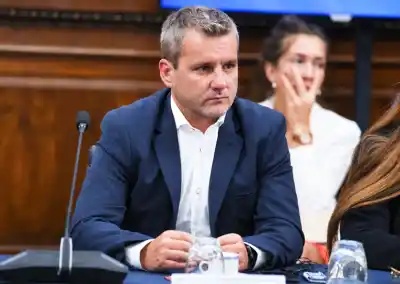 Campero lanza su proyecto 2027 y apunta contra el "turista" Catalán: "viene dos días cada dos meses"