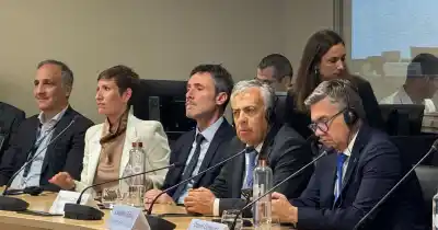 Mendoza llevó a París un dato que mira de reojo Vaca Muerta: dónde están las cinco perforaciones