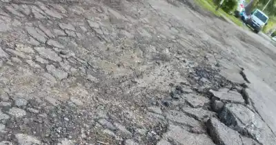En Gonnet los pozos gigantes obligan a maniobras imposibles en plena calle