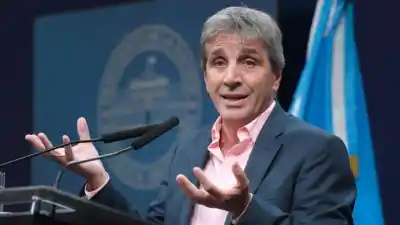 Ministro de Milei hace polémica recomendación tras escándalo por préstamos a libertarios