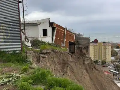 La casa del centro de Comodoro que quedó colgada sobre el vacío: "Está prácticamente en el aire"
