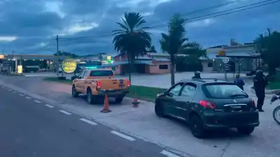 Una mujer manejaba un auto con un documento sospechoso y lo que descubrieron después cambió todo