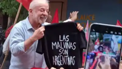 Lula mostró una remera que descolocó a todos en plena campaña