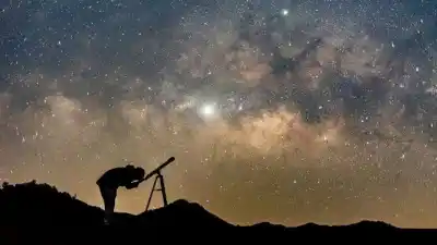 Mirar las estrellas en un bosque de piedra: la experiencia inédita que llega a Sarmiento