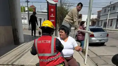 Una moto, una ráfaga y un árbol: el momento que terminó con una mujer herida en Ayacucho al 2100