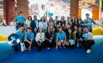 Puerto Madryn llevó su stand al FIT con un arma secreta: mochilas holográficas y un sorteo que dio que hablar
