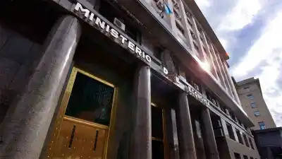 La caída que no se detiene: las provincias enfrentan un tercer mes de recortes en fondos nacionales