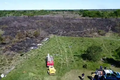 Un incendio de pastizales puso en alerta a San Cayetano: el fuego llegó a metros de las casas