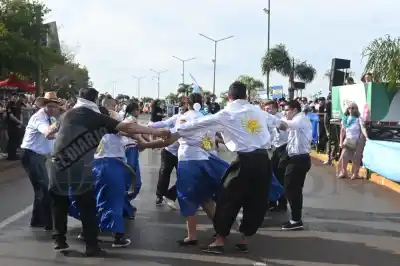 La Estudiantina copó la costanera: 33 colegios, 5 mil chicos y una decisión que cambió la fecha