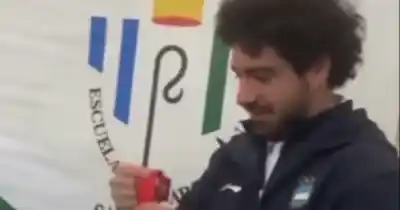 El profe que volvió al aula con una medalla de oro colgada del cuello