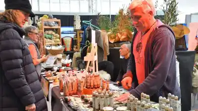 Villa Pehuenia estrena su feria frente al lago: cocineros y productores a la mesa