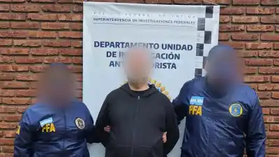 Allanaron dos casas en Rosario por mensajes de odio: adentro había un arma y un objeto medieval