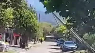 El viento volteó postes y un transformador humeaba en Fray Mamerto Esquiú