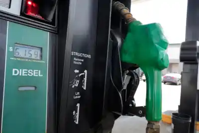 El G7 suelta 100 millones de barriles de petróleo: la primera tanda va directo a un combustible clave