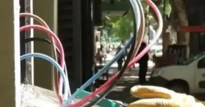 Un colectivo de dos pisos arrasó el tendido y dejó a una cuadra entera sin luz: adentro vive un matrimonio electrodependiente