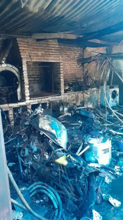 Un taller de motos ardió en el barrio 3 de Abril: el fuego no dio tregua y dejó pérdidas totales