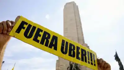 “Se van a quedar con todo”: el duro pronóstico de los taxistas contra Uber y Didi en Rosario