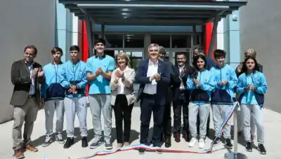 Llaryora desembarcó en Vicuña Mackenna con una escuela, una ambulancia y un anuncio que nadie esperaba