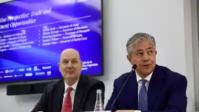 Figueroa en París: la advertencia sobre Vaca Muerta que pocos esperaban