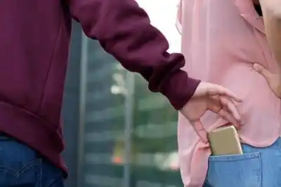 Le arrebató el celular a una nena de 13 años y la tiró al piso: escapó con un cómplice