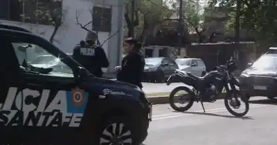 Iba a buscar a su hijo a la escuela y terminó en el hospital: lo que hacía el motociclista antes del impacto
