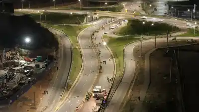 Neuquén: el operativo nocturno que dejó la avenida Alfonsín como nueva (y lo que apareció tirado en las banquinas)