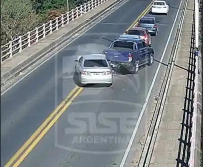 Tres vehículos chocaron en cadena en el puente Belgrano: la cámara lo captó todo