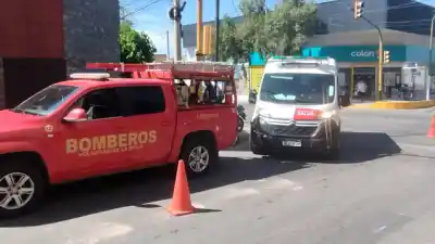 Una moto y una Toyota Corolla Cross chocaron en dos avenidas céntricas: quiénes iban arriba de cada vehículo