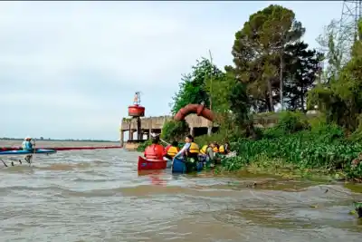 Limpiaban el río en Paraná y apareció de todo: heladeras y tergopol entre los camalotes