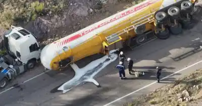 El gas que quedó en la cisterna volcada obliga a un operativo que se estira: nadie sabe aún cuándo se libera la Ruta 144