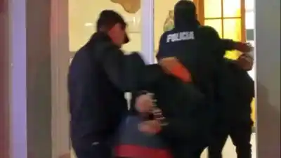 Cargaban una rueda por Alsina a las 5 de la mañana: no esperaban lo que venía atrás