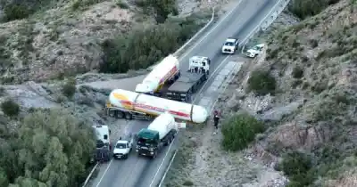 La Ruta 144 sigue cortada y el operativo por el camión cisterna se estira: a qué hora reabriría